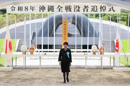 在沖繩全戰沒者追悼式上獻花的首相高市早苗。23日下午攝於沖繩縣糸滿市的平和祈念公園