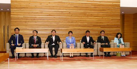 出席臨時閣議的首相高市早苗(中央)等人。30日下午攝於首相官邸