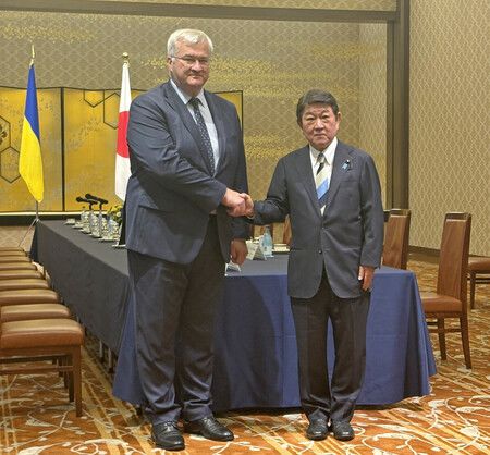 與烏克蘭外長西比哈握手的外務大臣茂木敏充(右)。1日下午攝於東京都港區