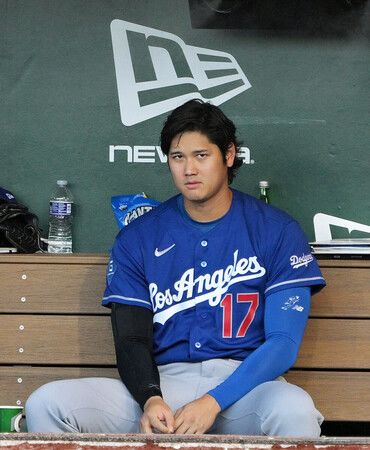 神情凝重注視著對運動家隊戰況的道奇隊大谷翔平。1日攝於沙加緬度