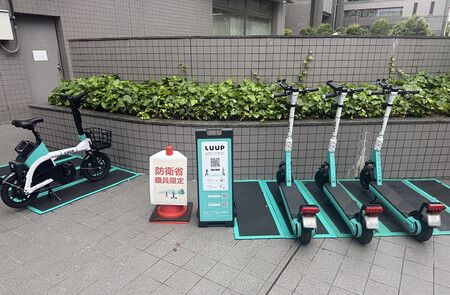設置於防衛省內部的LUUP共享租借站。3日下午攝於防衛省(部分畫面已進行馬賽克影像處理)