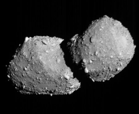 探測器「隼鳥2號」在最接近前夕所拍攝的小行星「鳥船」。由JAXA提供