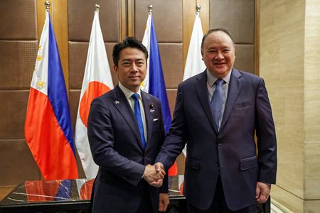 防衛大臣小泉進次郎(左)與菲律賓國防部長特奧多羅。5月5日攝於馬尼拉(AFP時事)