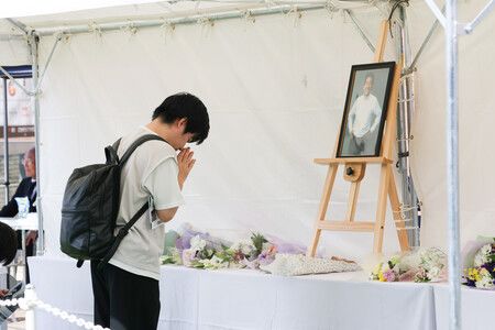 前首相安倍晉三槍擊事件屆滿4年,在設置於現場近鐵大和西大寺站前的獻花台上,民眾向安倍晉三的遺照合掌致意。8日上午攝於奈良市