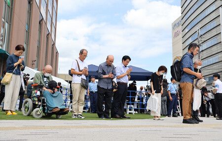 前首相安倍晉三槍擊事件屆滿4年,民眾於案發時刻在事件現場附近共同默哀。8日上午攝於奈良市