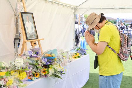 前首相安倍晉三槍擊事件屆滿4年,在設置於現場近鐵大和西大寺站前的獻花台上,民眾向安倍晉三的遺照合掌致意。8日上午攝於奈良市