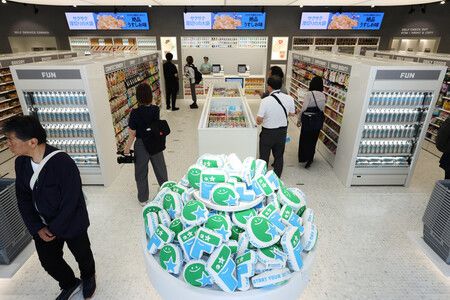 對媒體記者(報道陣)公開的全家便利商店首家旗艦店「FAMIMA PARK AZABUDAI」店內陳列實景。9日下午攝於東京都港區