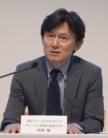 董事岡崎健在記者會上針對迅銷集團的最新財報進行說明。9日下午攝於東京都港區