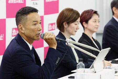 令和新選組代表山本太郎(左端)在記者會上正式宣布辭去代表一職。9日下午攝於東京都千代田區