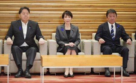 出席閣議的首相高市早苗(中央)等人。10日上午攝於首相官邸