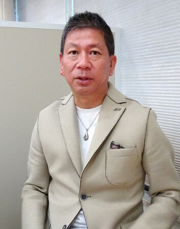 接受媒體取材採訪的NPO法人「綠色窗簾應援團」理事長鈴木雄二。5月22日攝於東京都板橋區