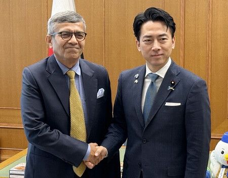 防衛大臣小泉進次郎(右)與印度國防次官辛格握手合影。13日攝於防衛省