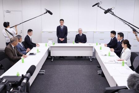 自民黨與日本維新會召開執政黨整備委員會,討論北陸新幹線未動工區間(敦賀-新大阪)的延伸方案。圖中央左為共同委員長、日本維新會前原誠司,右為共同委員長、自民黨西田昌司。(15日上午,國會)