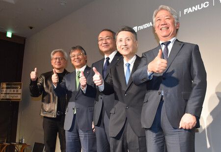 美國半導體大廠輝達執行長黃仁勳(左一)、富士通社長時田隆仁(左二)等人在活動中合影。攝於7月16日下午,東京都港區