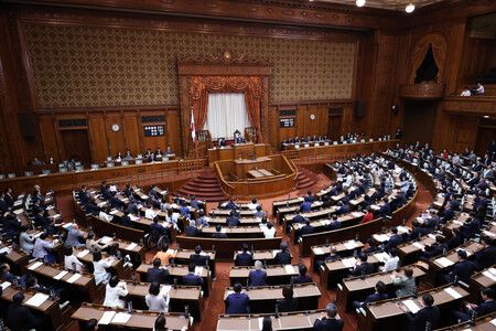 納入確保皇族人數措施的《皇室典範》修正案,17日在參議院全體會議表決通過並正式成立