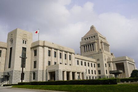國會議事堂與懸掛的日本國旗。攝於17日上午,東京都千代田區