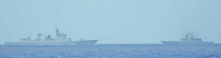 進行射擊訓練的中國海軍旅洋III級(Luyang III)飛彈驅逐艦(左)與俄羅斯海軍守護級(Steregushchiy-class)巡防艦。(日本防衛省統合幕僚監部提供)