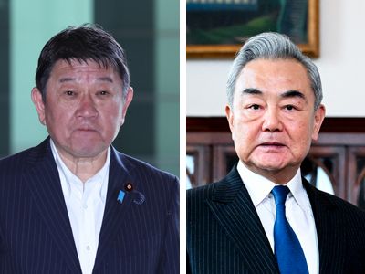 日本外務大臣茂木敏充(左,時事社)與中國共產黨政治局委員兼外交部長王毅(AFP時事)