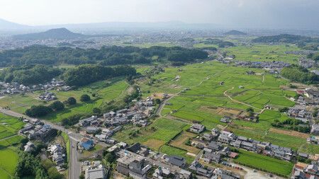 飛鳥宮遺址與藤原宮遺址周邊景觀。=奈良縣明日香村、橿原市(世界遺產「飛鳥・藤原」登錄推進協議會提供)