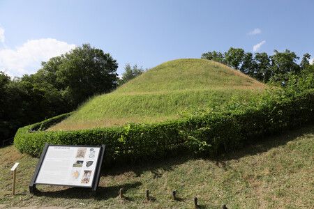 高松塚古墳。=5月29日,奈良縣明日香村
