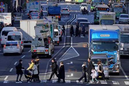 2025年2月,東京都內道路上的行人。(AFP時事)