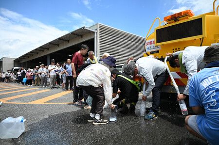熊本縣宇城市災民29日下午在宇城市公所前排隊向供水車取水