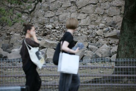 民眾行經熊本城因地震崩落的石垣附近,28日攝於熊本市中央區