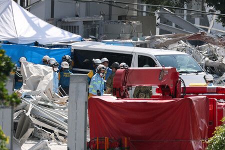 消防人員在AEON Mall熊本持續進行搜救行動。30日上午攝於熊本縣嘉島町