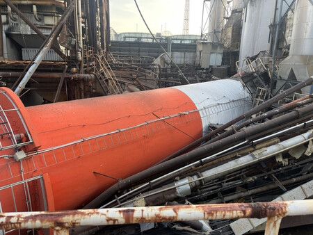 地震造成日本製紙八代工廠煙囪倒塌。28日下午,熊本縣八代市。(八代廣域行政事務組合消防本部提供)