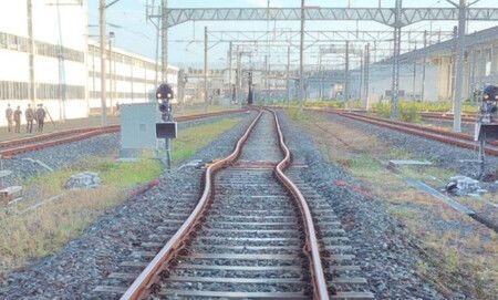 熊本地震造成鐵軌嚴重扭曲。(JR九州提供)