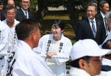 愛子公主參加伊勢神宮「御木曳」儀式,與民眾一同拉動御用木材。攝於8月2日下午,日本三重縣伊勢市。(代表攝影)