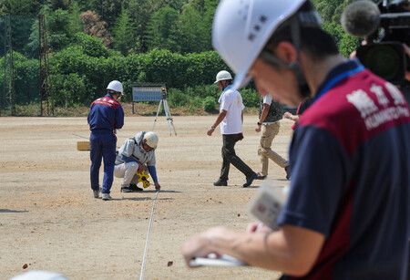 臨時住宅工程動工,相關人員確認建物配置。8月3日下午,熊本縣宇城市