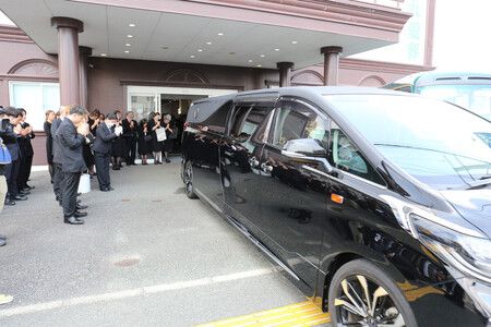 永旺夢樂城熊本爆炸事故罹難者大竹玖瑠美的靈柩,由靈車載離殯儀館。=8月3日下午,熊本市西區