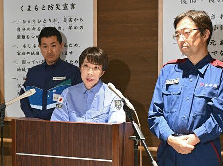 高市早苗首相(中)於熊本市接受媒體採訪,右為熊本縣知事木村敬。8月3日下午,熊本市中央區(代表攝影)