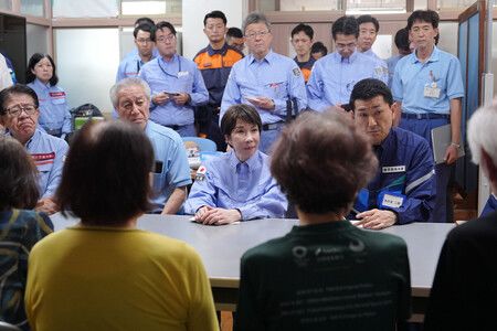 高市早苗首相於設於熊本縣冰川町冰川中學的避難所慰問災民。8月3日下午(代表攝影)