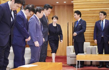日本首相高市早苗(右起第三人)等人出席4日內閣會議