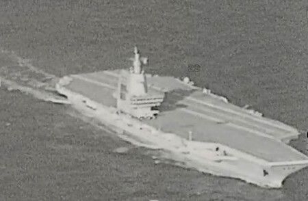 台灣國防部於2025年12月17日公布的中國航空母艦「福建號」照片。(拍攝時間、地點未公開)