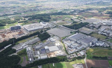 Sony熊本Technology Center(中央右)與台積電(TSMC)熊本工廠(中央左)等設施。(7月29日,熊本縣菊陽町,時事通信包機拍攝)