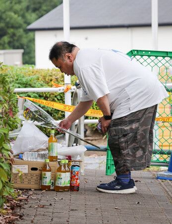 男子在永旺夢樂城熊本附近獻花。(4日下午,熊本縣嘉島町)