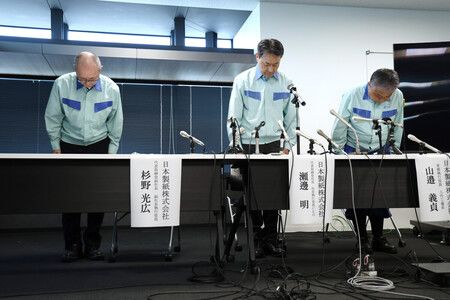 因熊本地震造成9名員工等人死亡,日本製紙社長瀨邊明(中)等人5日下午在熊本縣八代市召開記者會時,首先鞠躬致歉