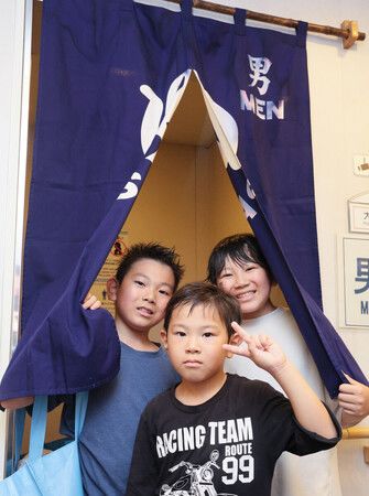 民眾使用防衛省租用大型渡輪「白鷗II號」提供的沐浴服務。(8月5日下午,熊本縣八代市)