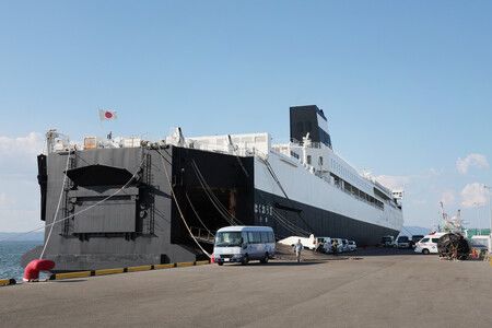 防衛省租用、提供沐浴及醫療支援的大型民間渡輪「白鷗II號」。(8月5日下午,熊本縣八代市)
