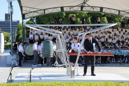 廣島和平紀念典禮敲響「和平之鐘」。(8月6日上午,廣島和平紀念公園)