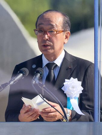 廣島市長松井一實在和平紀念典禮上宣讀和平宣言。(8月6日上午,廣島和平紀念公園)