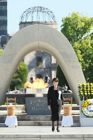 日本首相高市早苗6日上午出席廣島和平紀念典禮致詞後返回座位。(代表攝影)