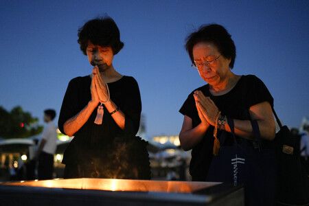 原爆投下81週年,大批民眾6日上午前往廣島市和平紀念公園原爆死難者慰靈碑前追悼罹難者