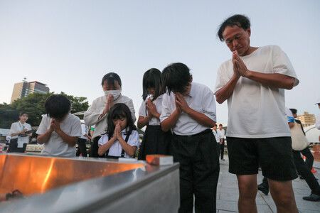 原爆投下81週年,民眾前往廣島市和平紀念公園原爆死難者慰靈碑前雙手合十追悼