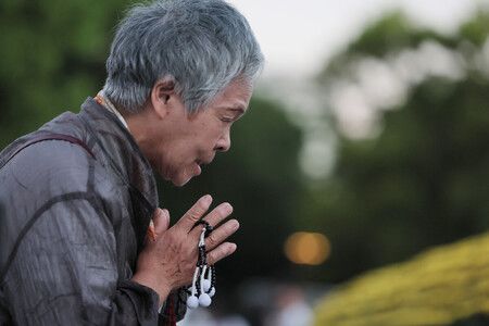 原爆投下81週年,一名民眾在廣島和平紀念公園原爆死難者慰靈碑前默哀祈福