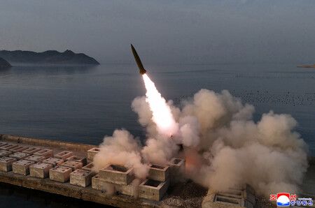北韓官媒朝中社4月公布的彈道飛彈發射畫面