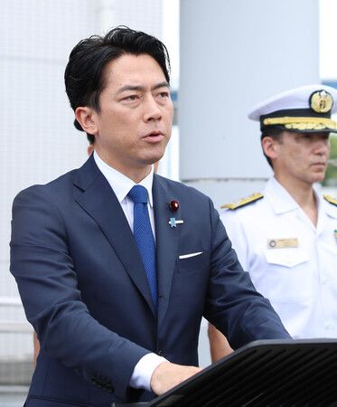 日本防衛大臣小泉進次郎(左)9日在神奈川縣舉行記者會,說明在日美軍向熊本縣運送救援物資的情況